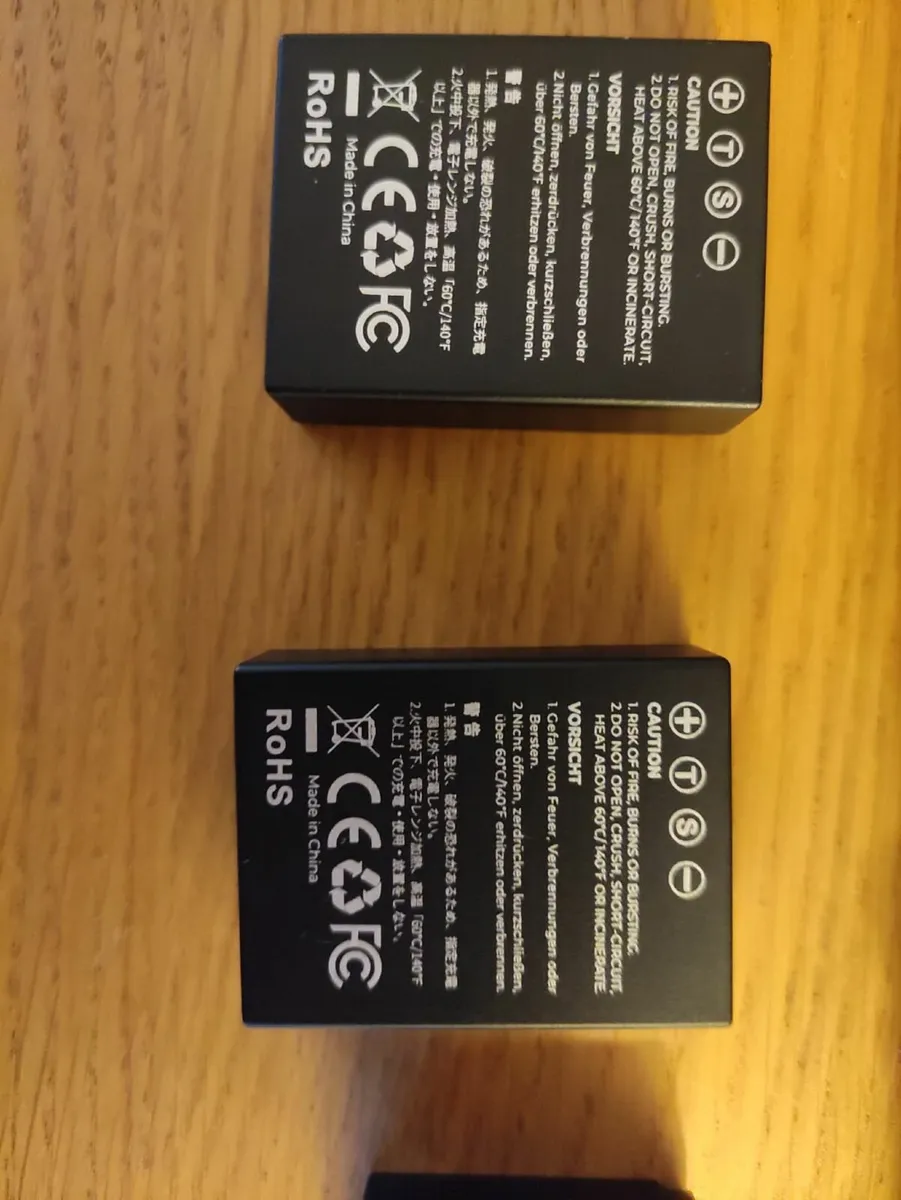 Camera batteries and charger (like new) - Image 4