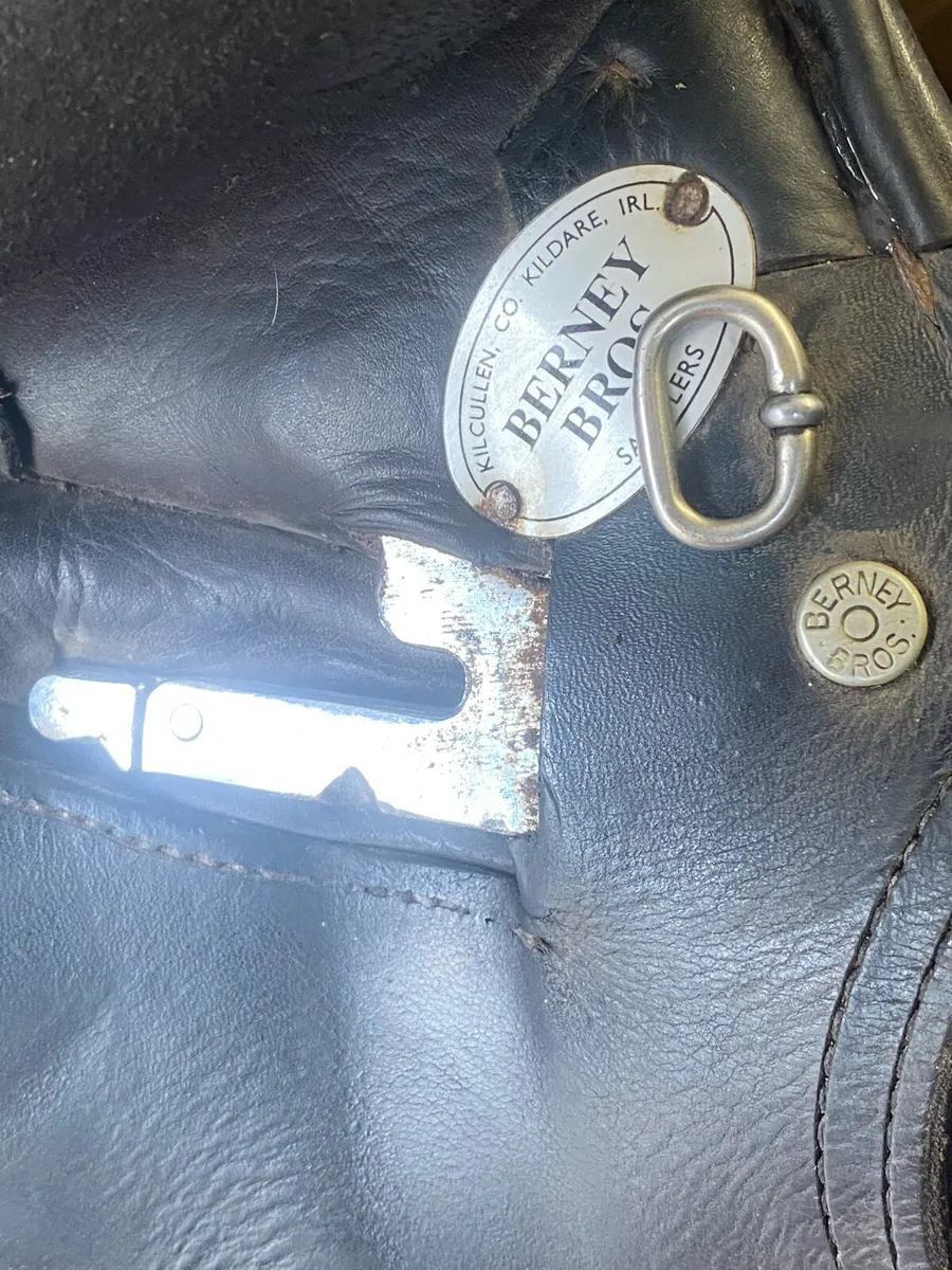 Berney brothers black Leather junior jump saddle - Image 3