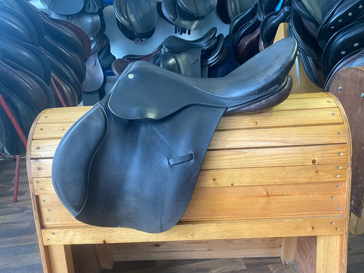 Berney brothers black Leather junior jump saddle - Image 4