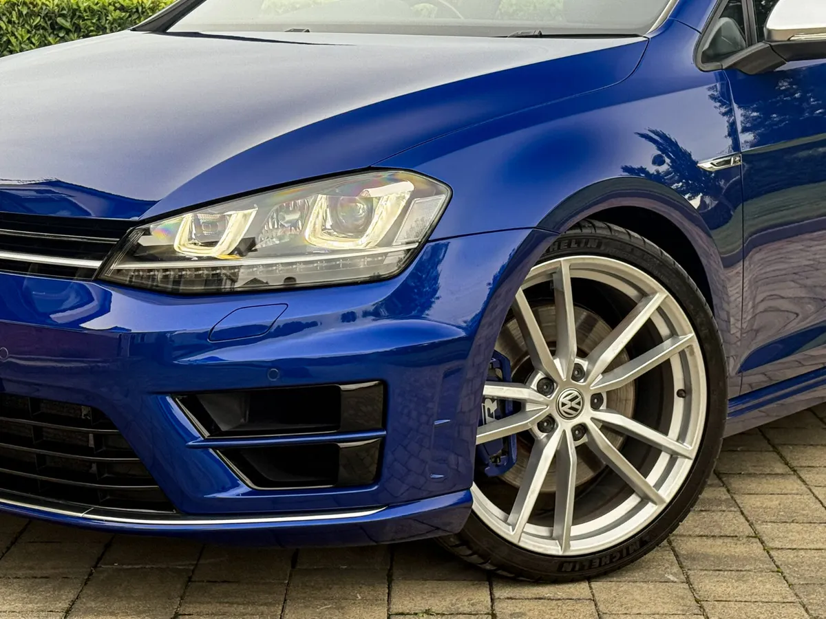 2016 Volkswagen Golf R - Image 2