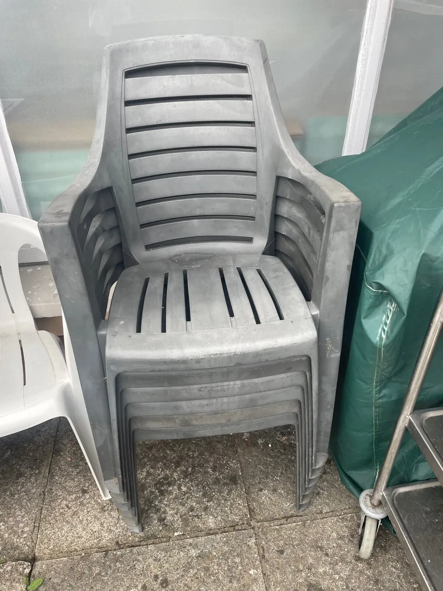 6 matching garden chairs - Image 3