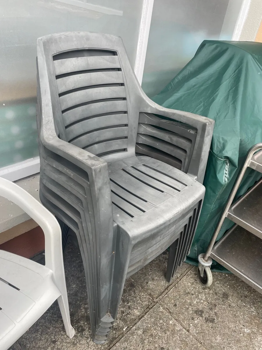 6 matching garden chairs - Image 1