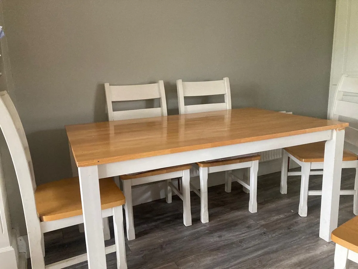 Table and chairs - Image 1