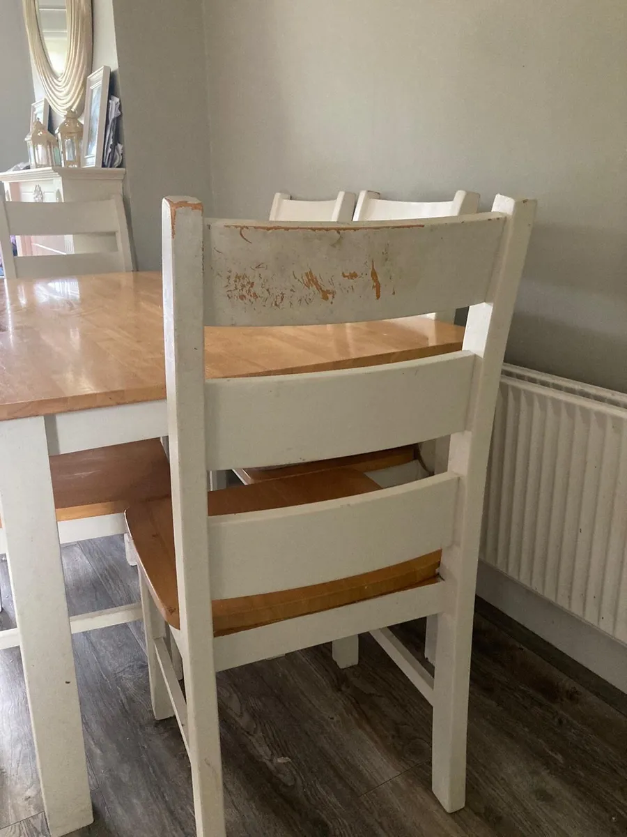 Table and chairs - Image 4