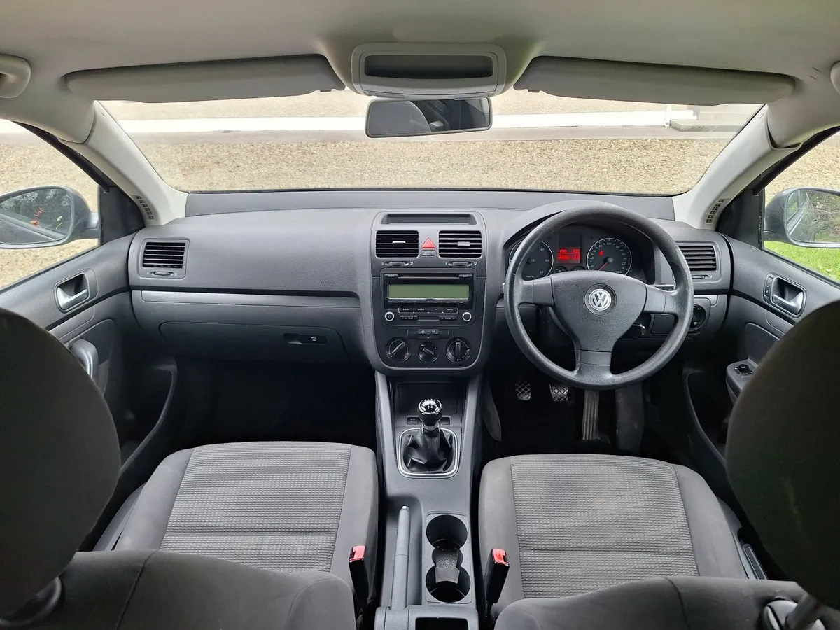 Volkswagen Jetta 2009 - Image 2