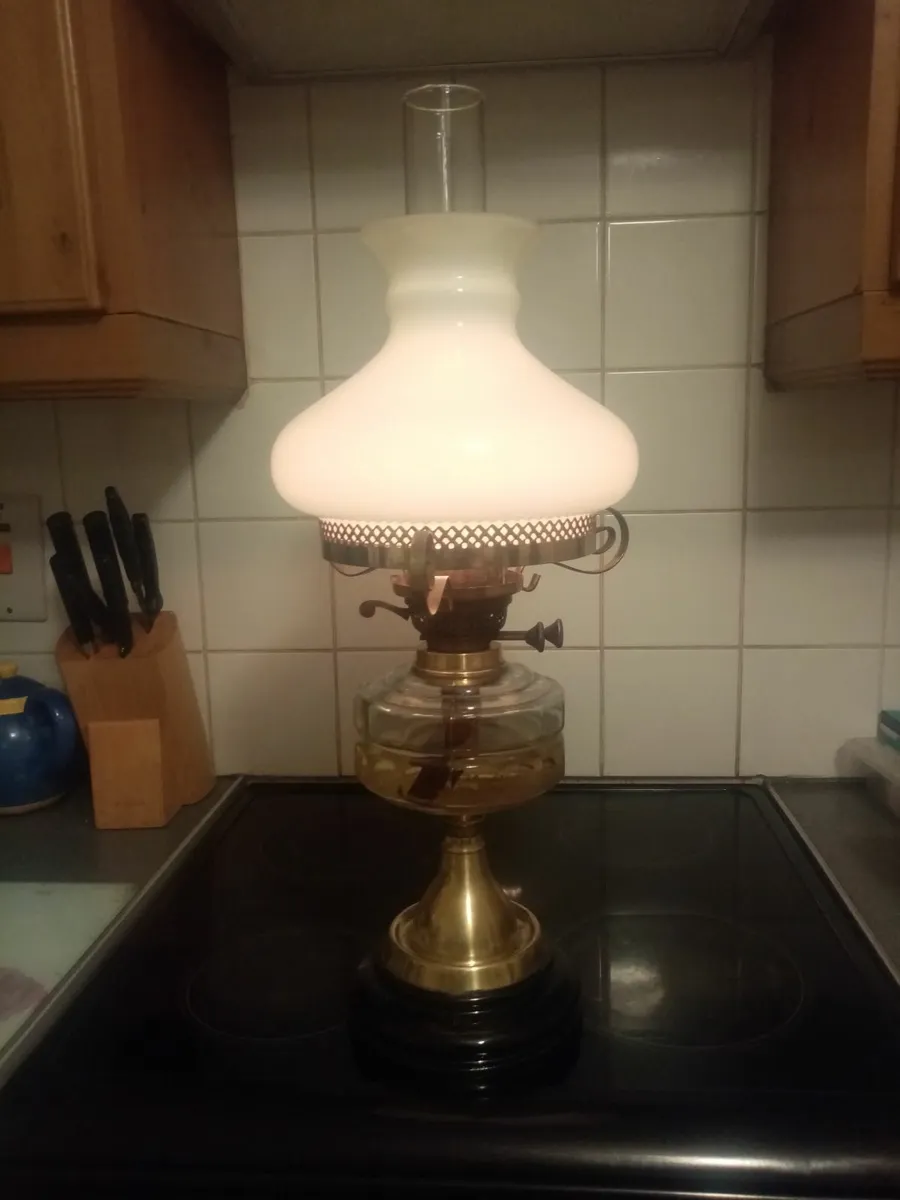 Tiffany Shade, vintage oil Lamp - Image 2