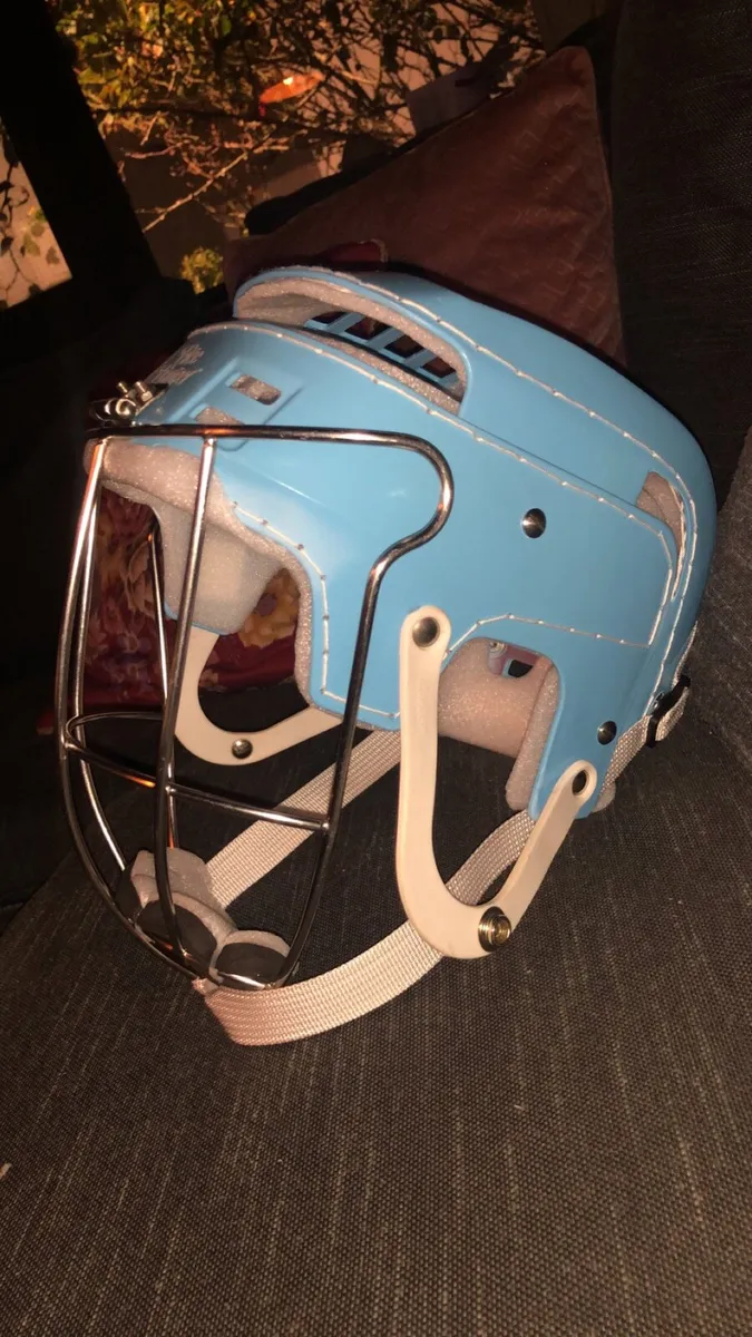 Hurling helmet - Image 3