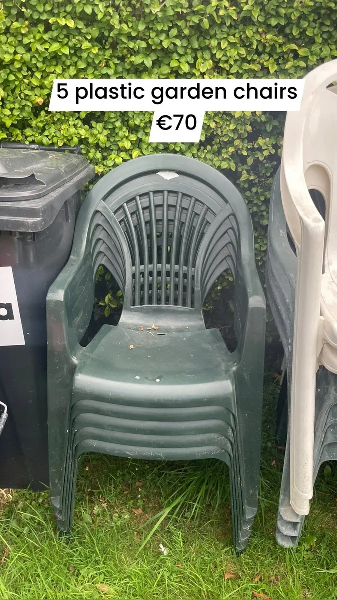 5 plastic garden chairs - Image 1