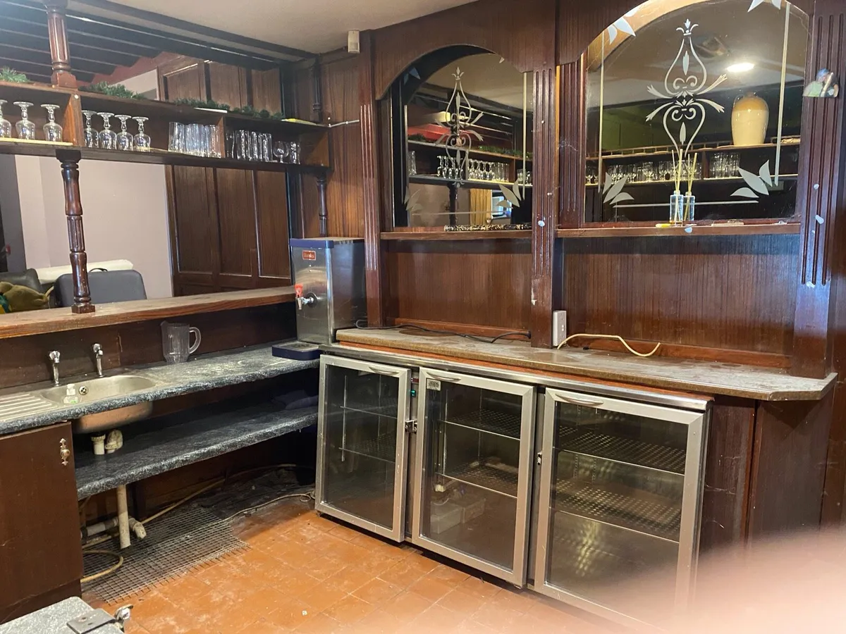 Bar and contents for sale - Image 4