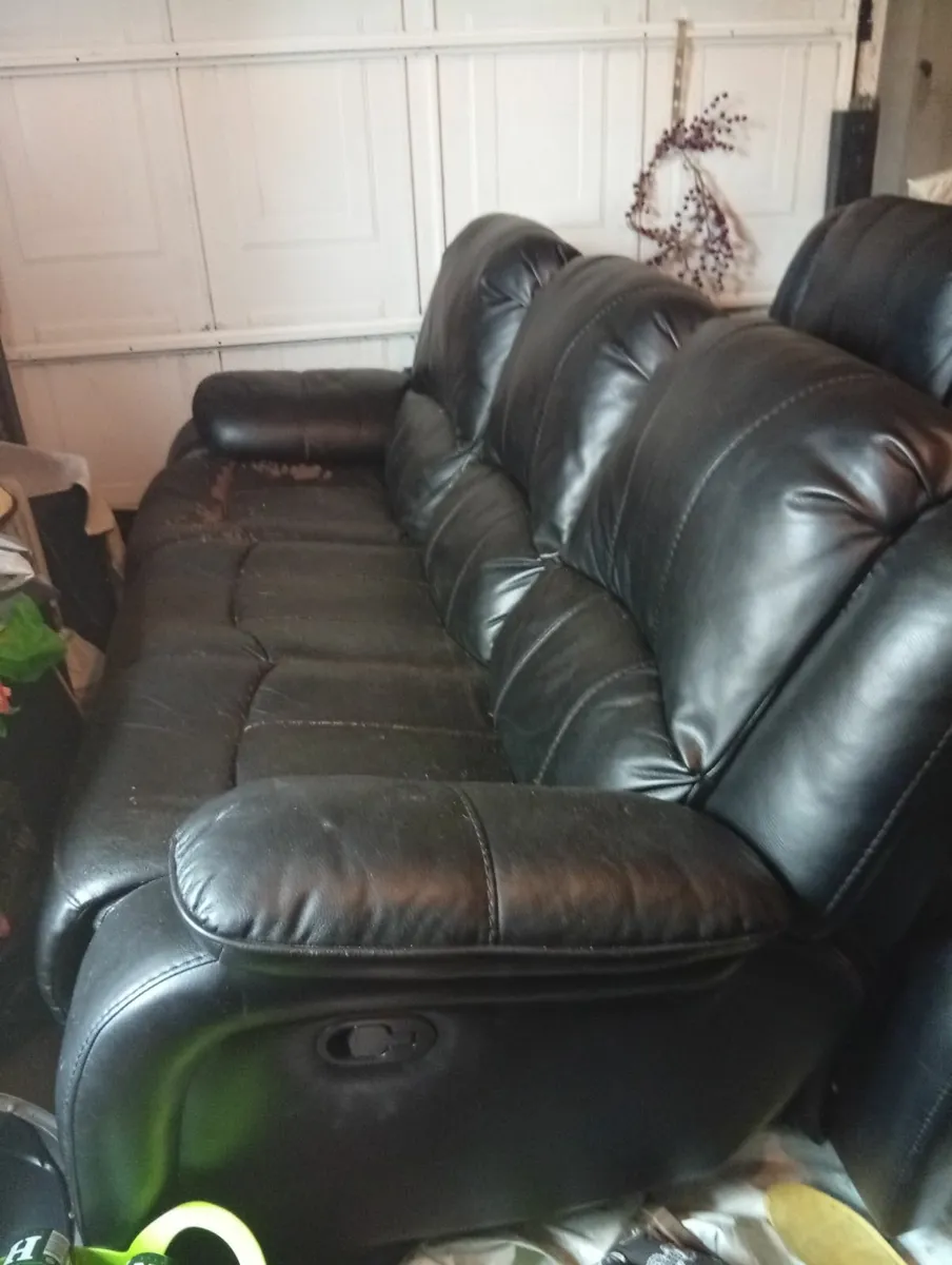 3 seater black leather recliner suite - Image 1