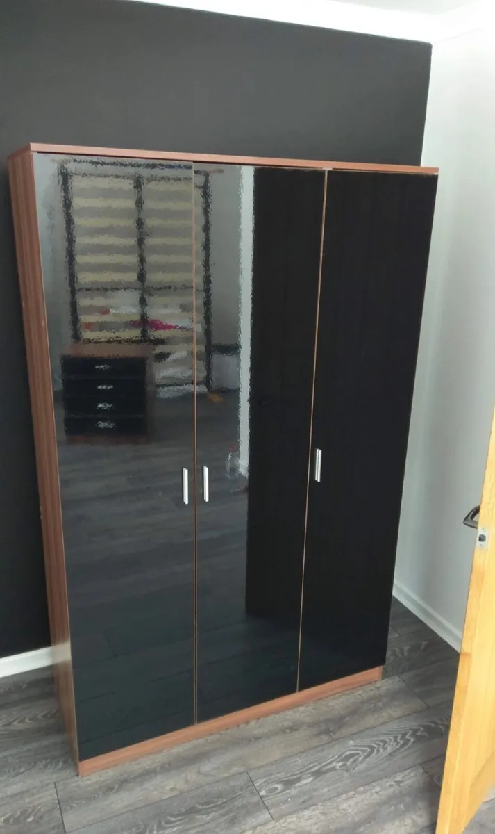 Wardrobe like new - Image 1