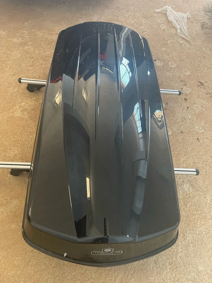 Modula Ciao 430L Black Roof Box, bars together - Image 1