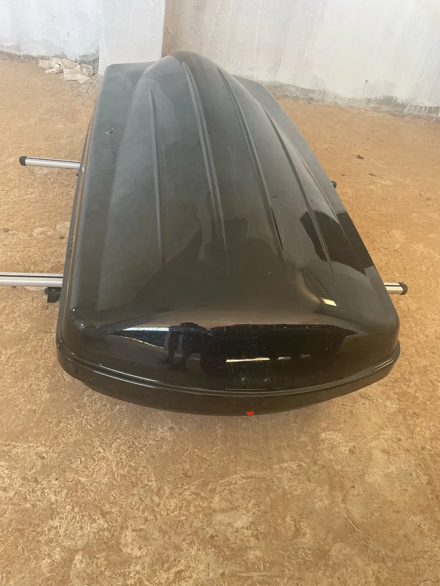 Modula Ciao 430L Black Roof Box, bars together - Image 2