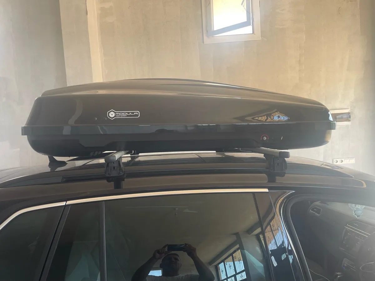 Modula Ciao 430L Black Roof Box, bars together - Image 3