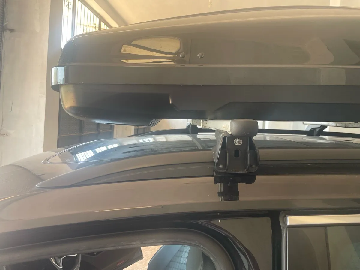 Modula Ciao 430L Black Roof Box, bars together - Image 4