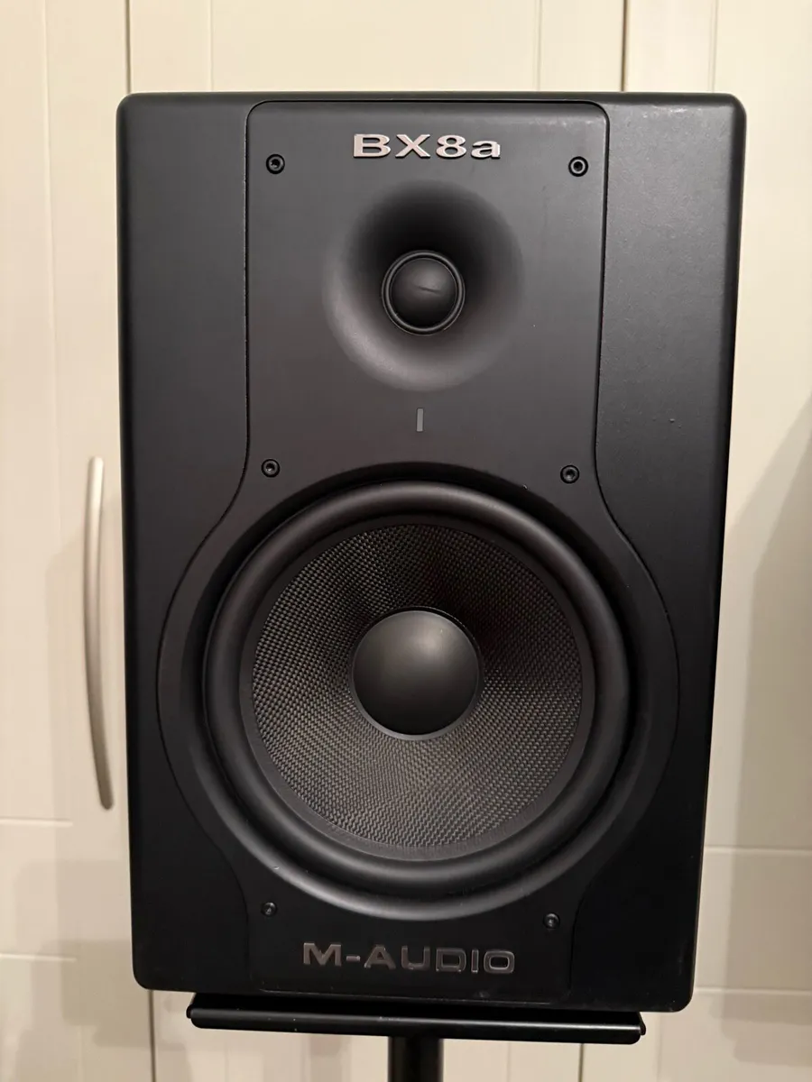 M-audio BX8a deluxe speakers with stands - Image 2