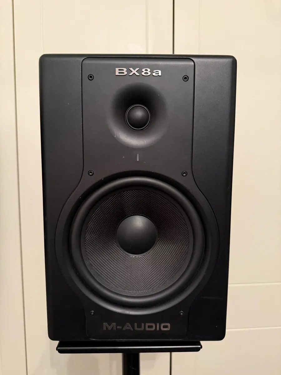 M-audio BX8a deluxe speakers with stands - Image 3