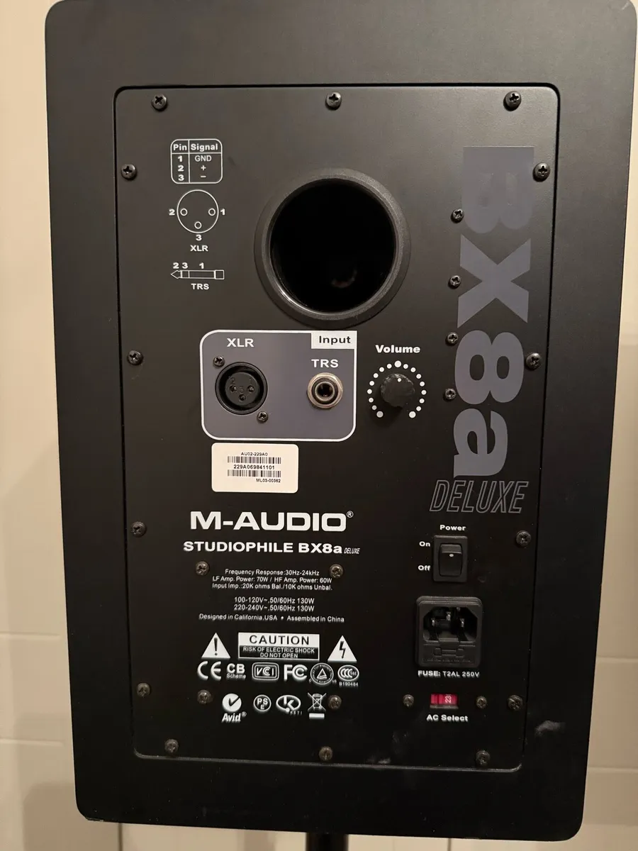 M-audio BX8a deluxe speakers with stands - Image 4