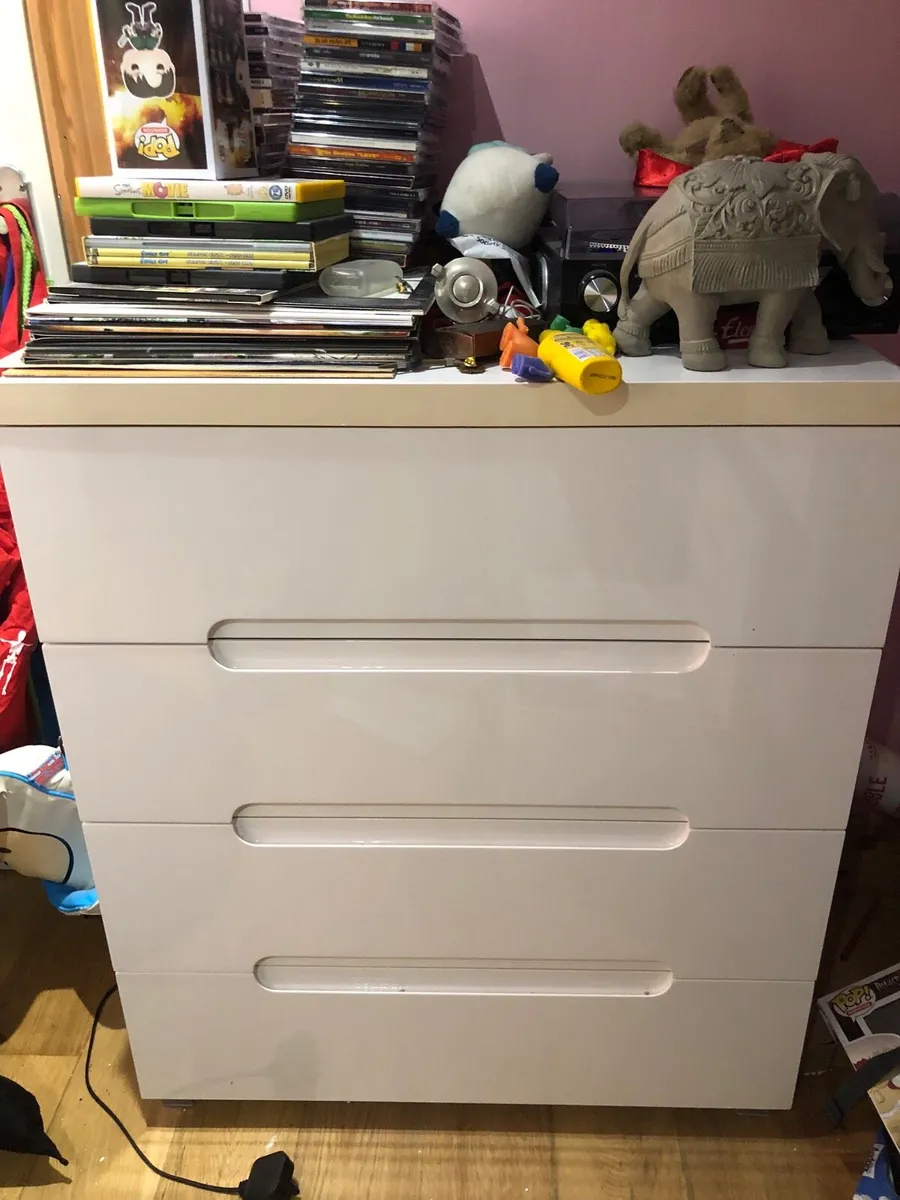 Chest of drawers