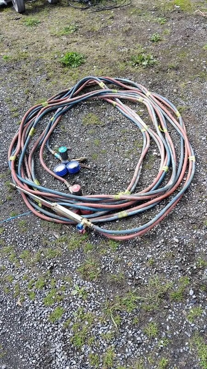 Oxygen /acetylene cutting gear. 60 foot of hoses. - Image 1