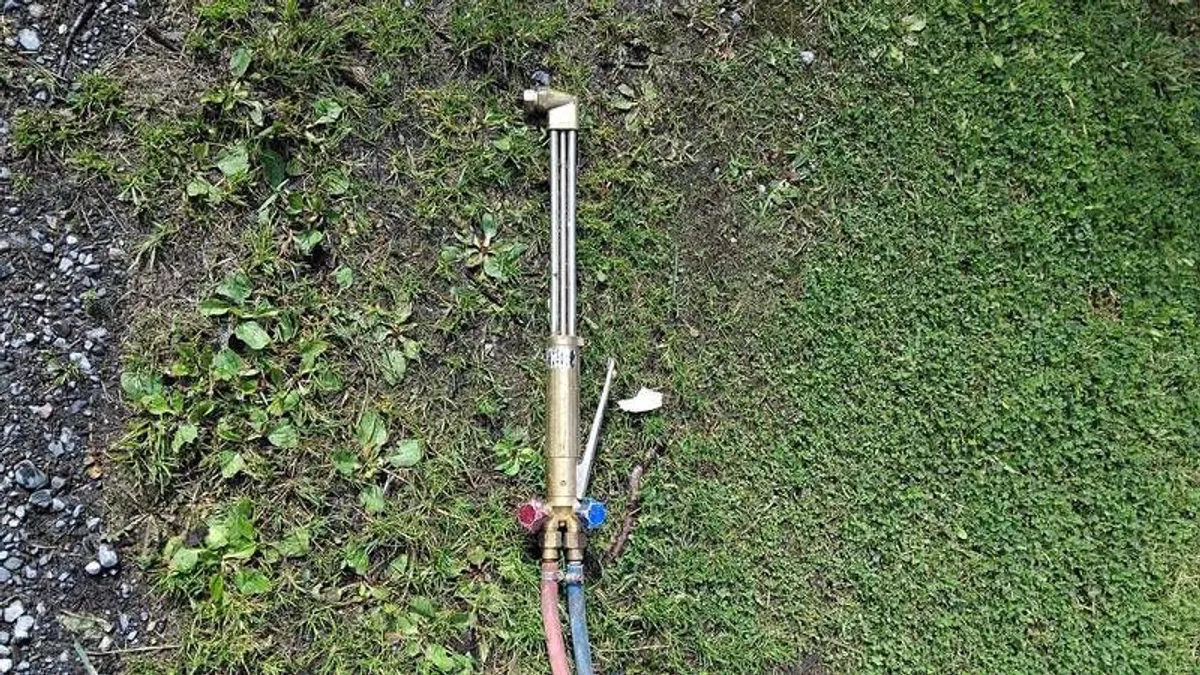 Oxygen /acetylene cutting gear. 60 foot of hoses. - Image 4