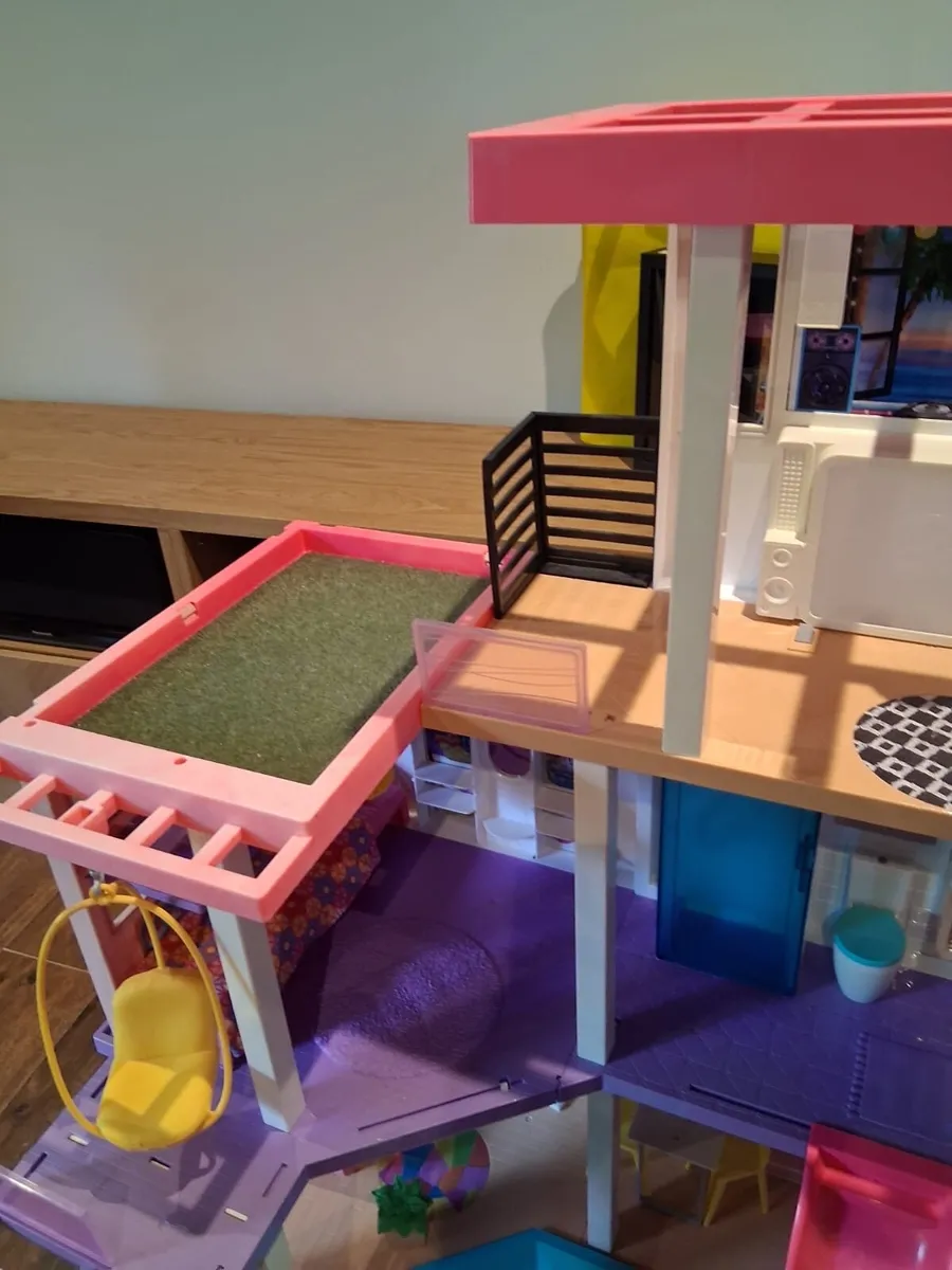 Barbie house great condition 1 - Image 3