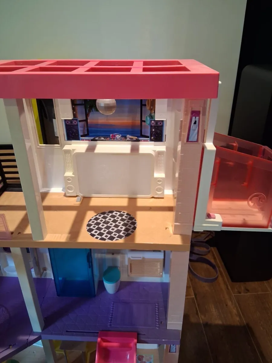 Barbie house great condition 1 - Image 4