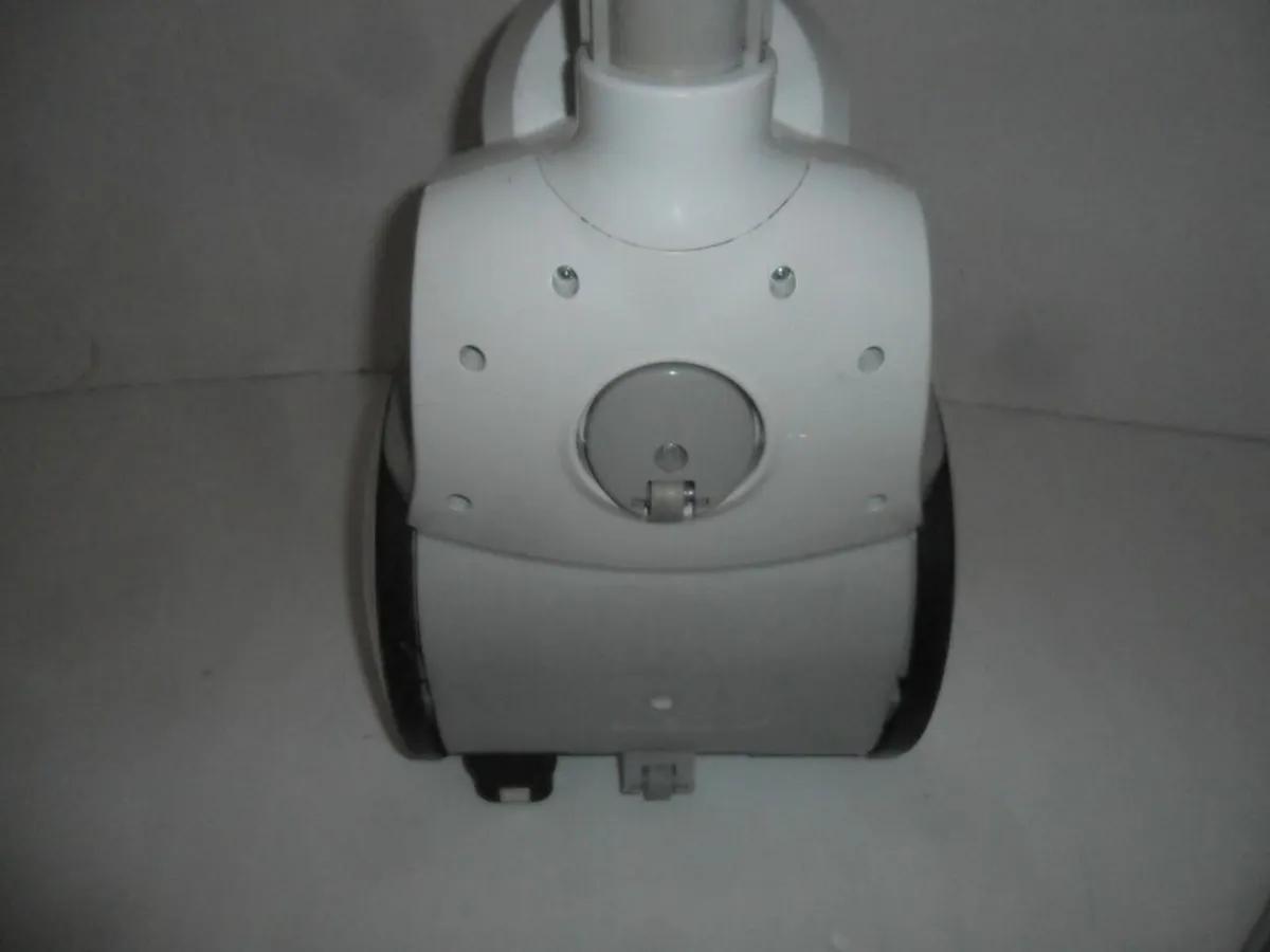 Bagless vacuum cleaner - Image 2