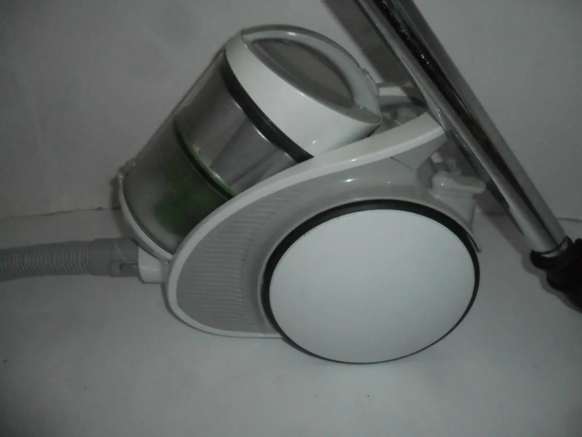 Bagless vacuum cleaner - Image 1
