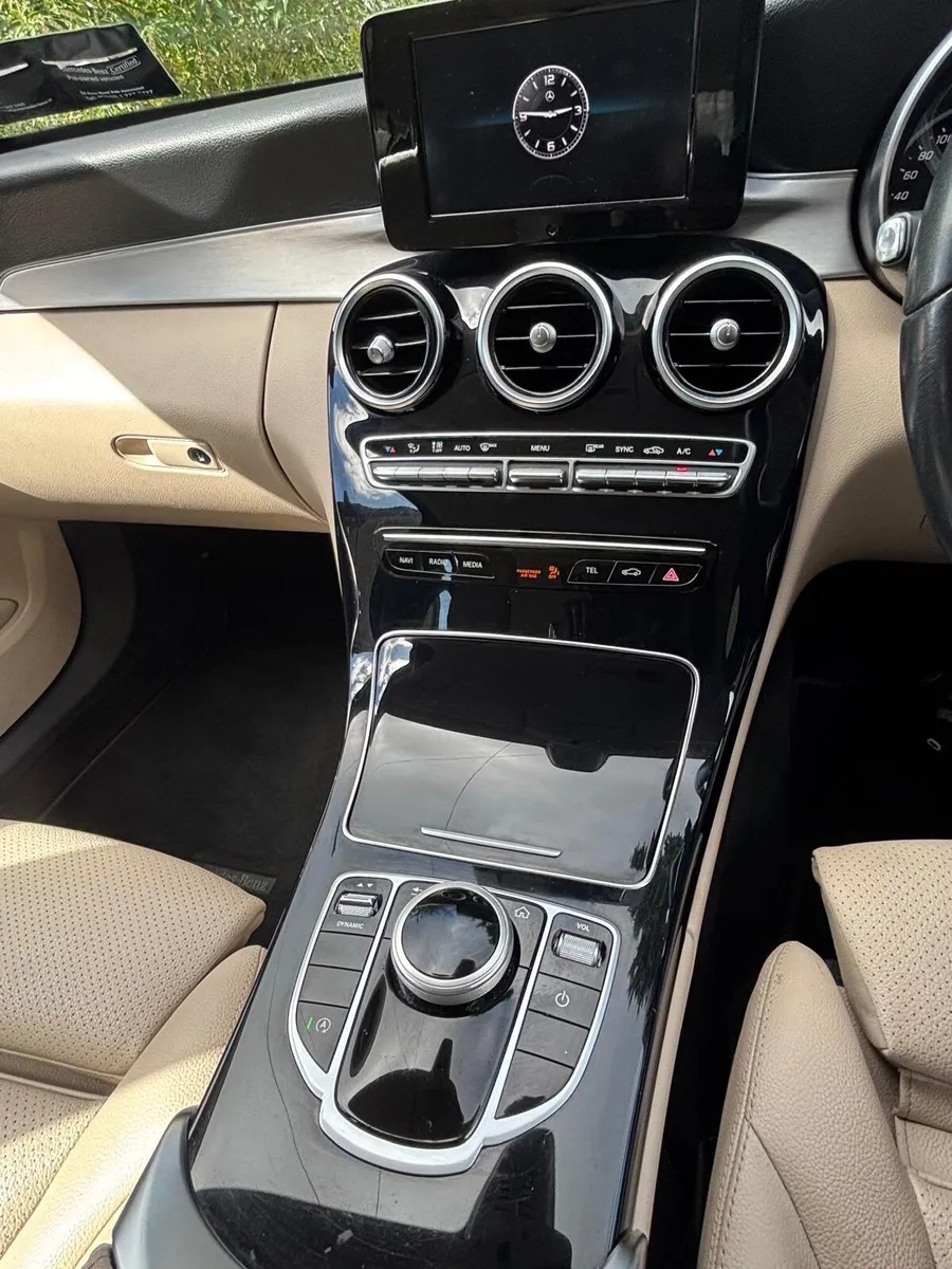 Mercedes-Benz C-Class 2022 - Image 4