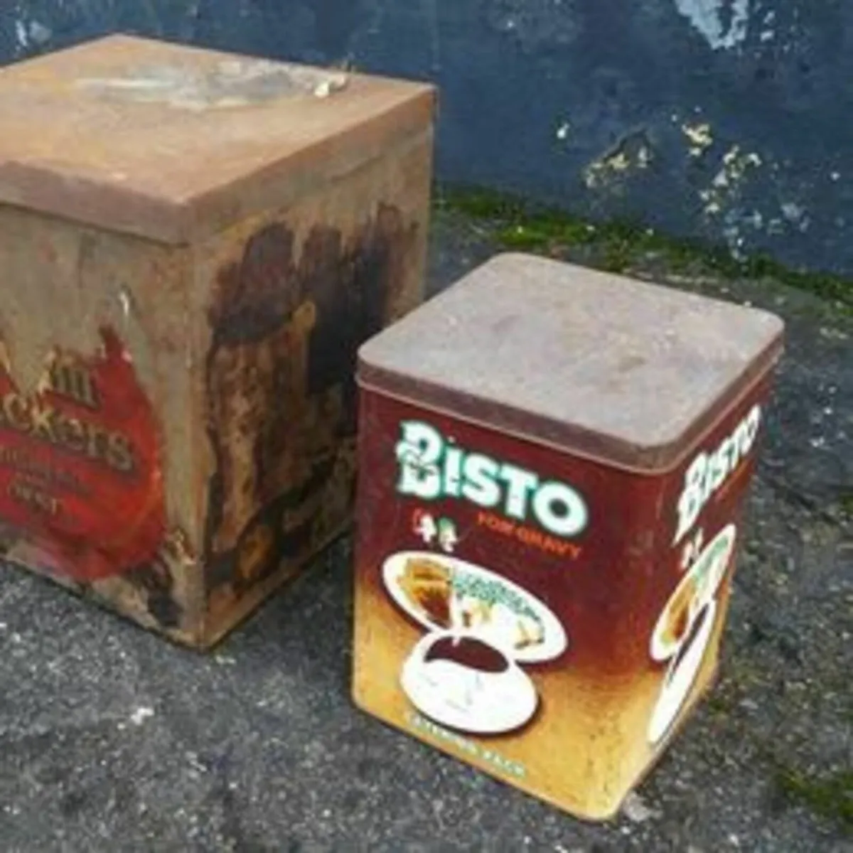 2 vintage storage display tins..perfect as a displ - Image 1