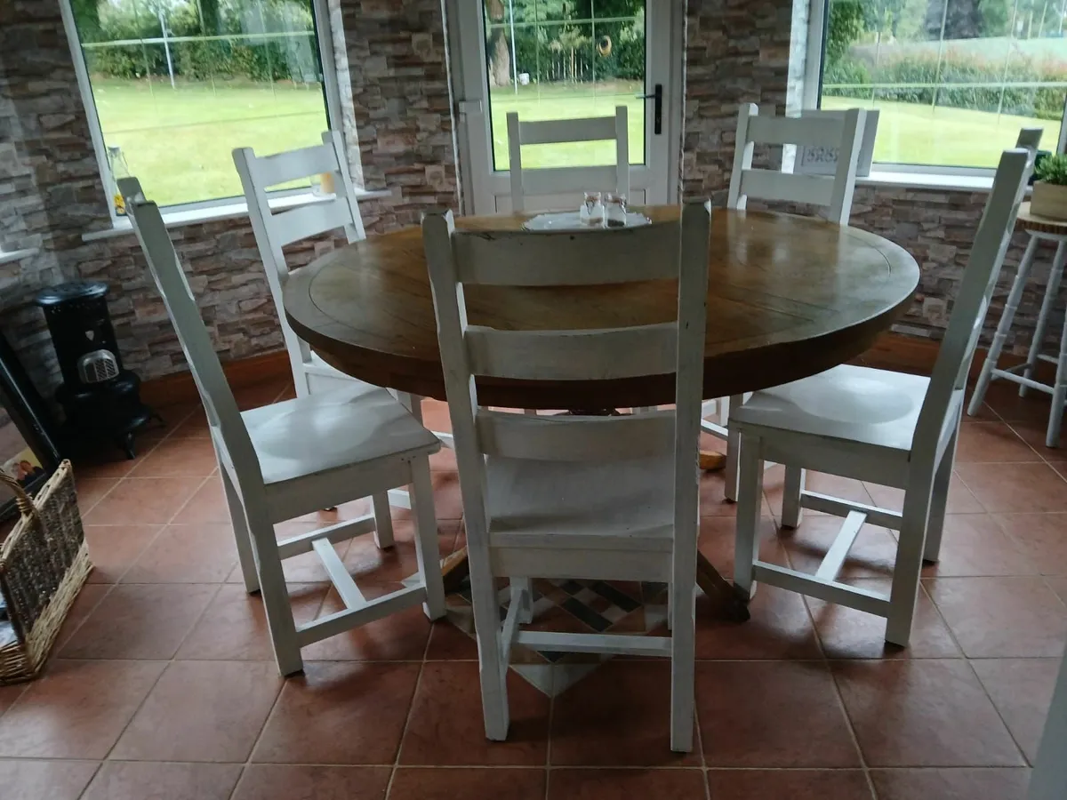 Solid round Dining table and 6 solid chairs - Image 1