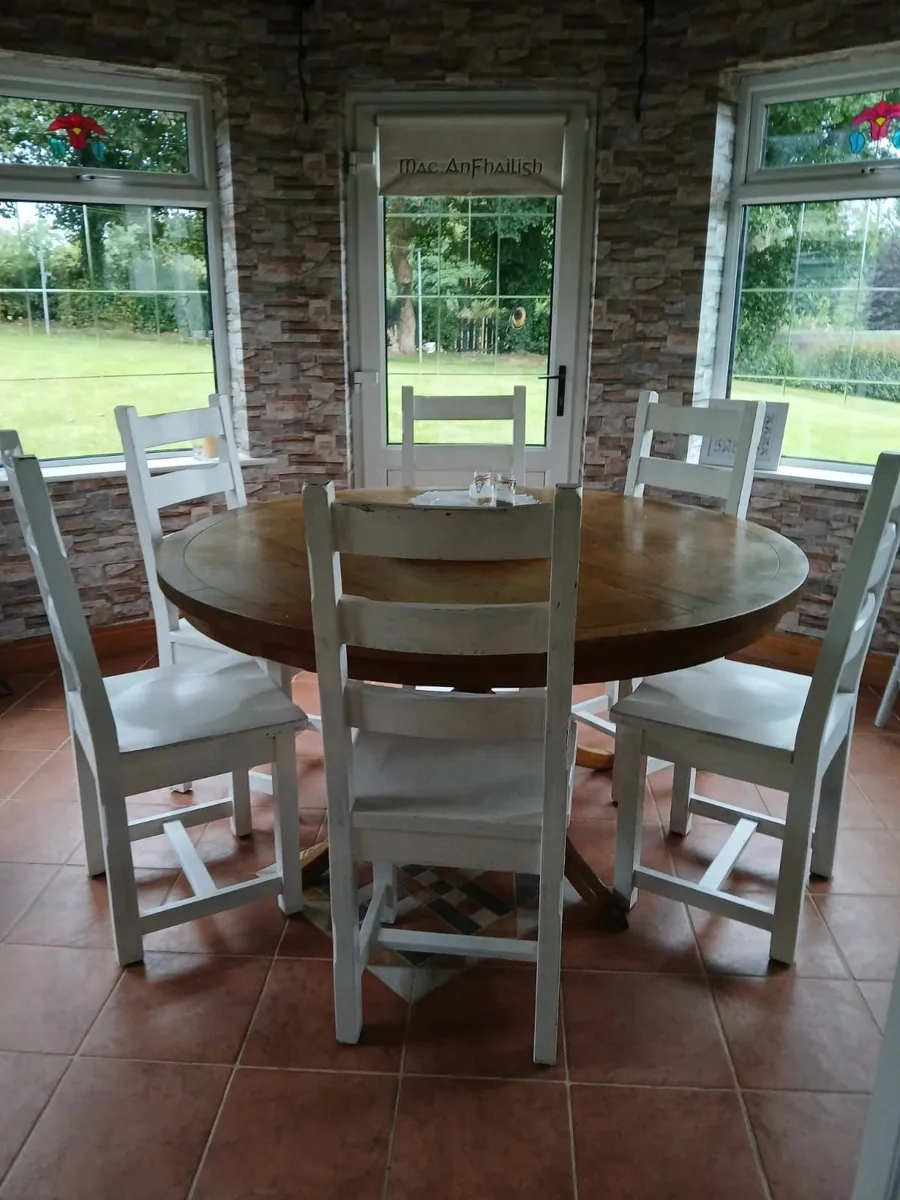 Solid round Dining table and 6 solid chairs - Image 2