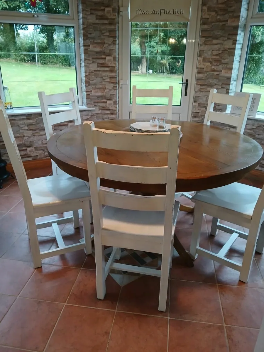 Solid round Dining table and 6 solid chairs - Image 4