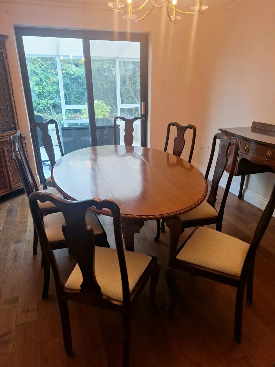 Oval Mahogony Dining table with 8 chairs - Image 1