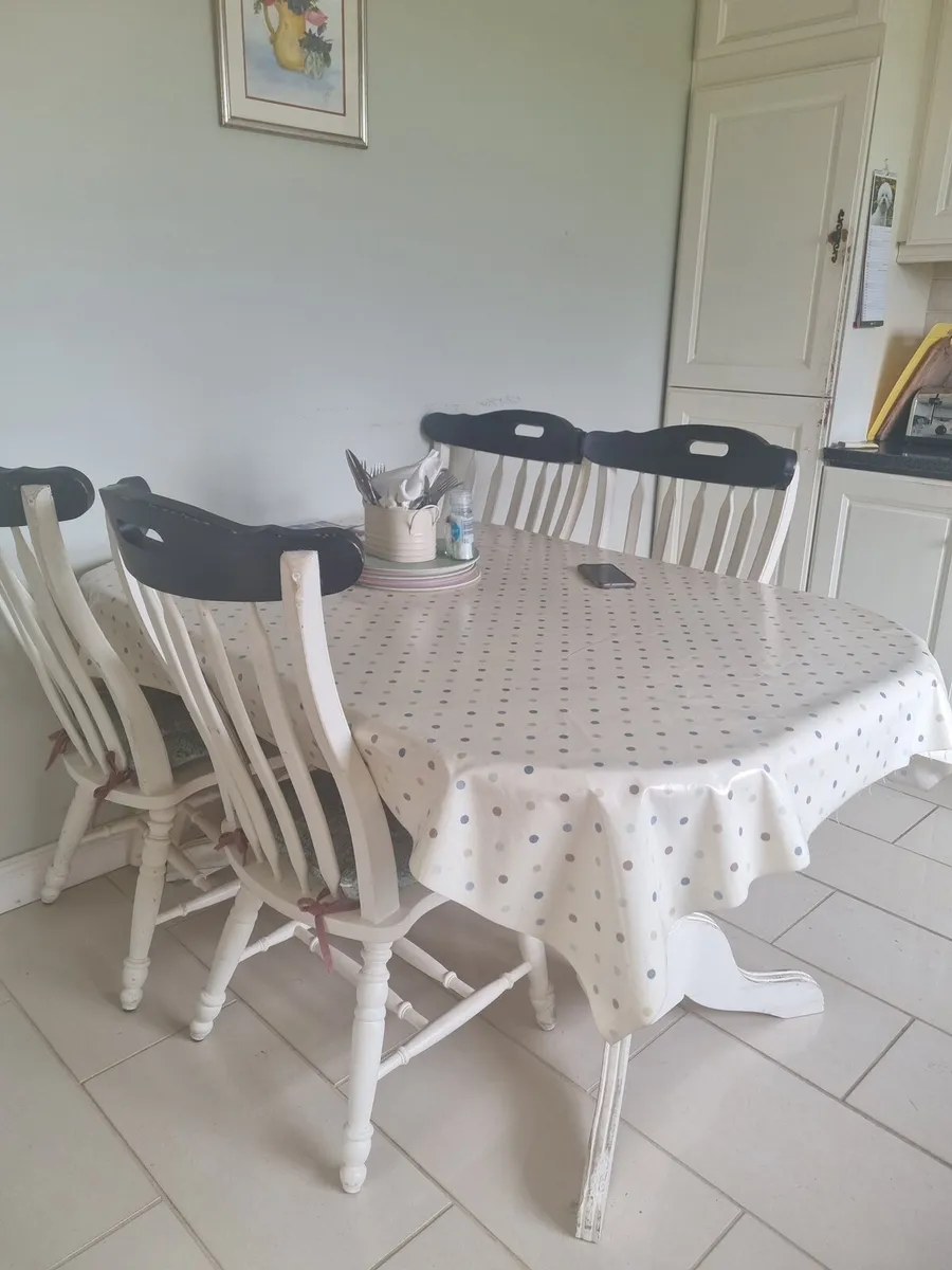 Table and four chairs - Image 1