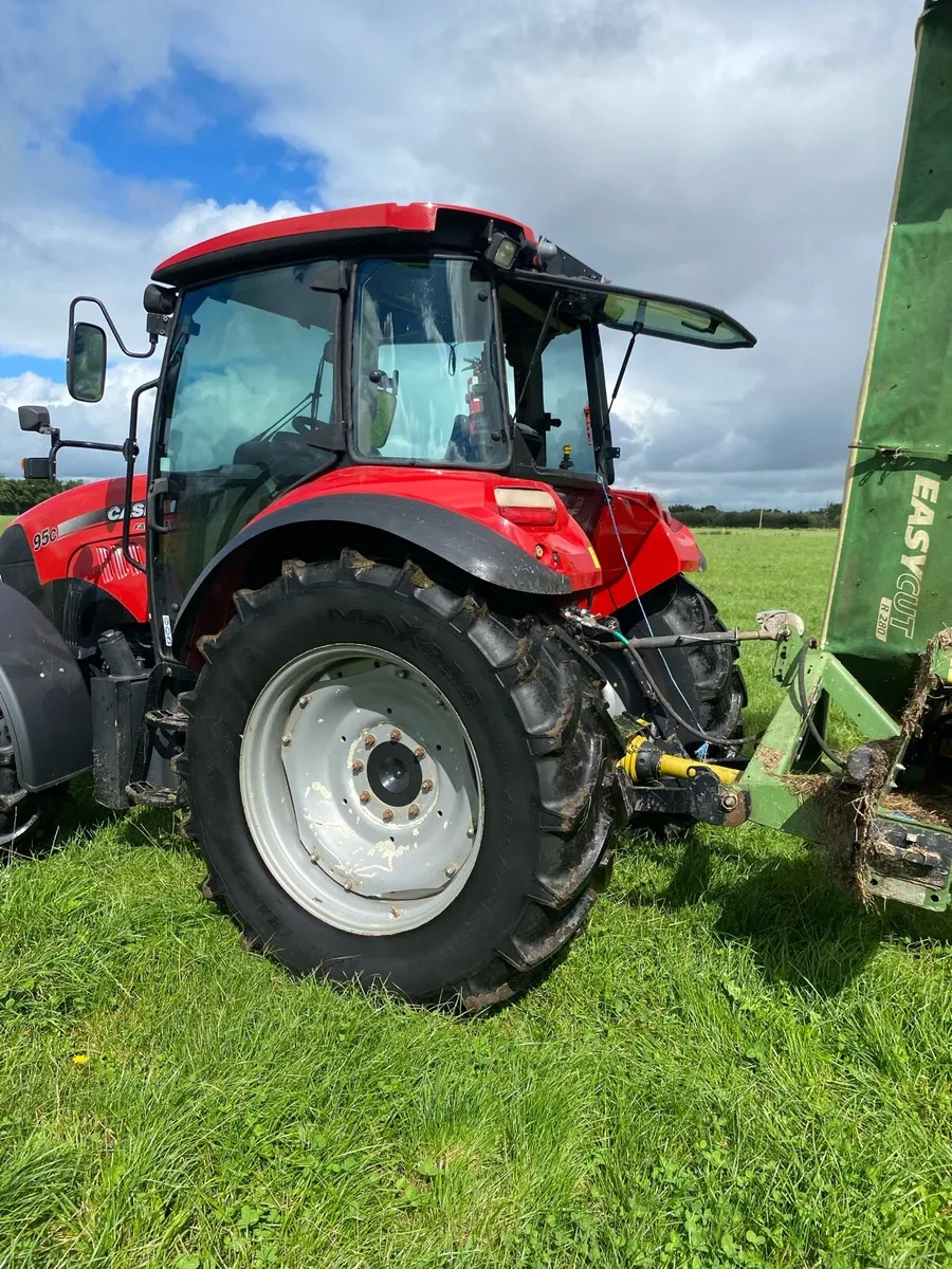 CASE FARMALL 95C- LIKE NEW, LOW HOURS - Image 2