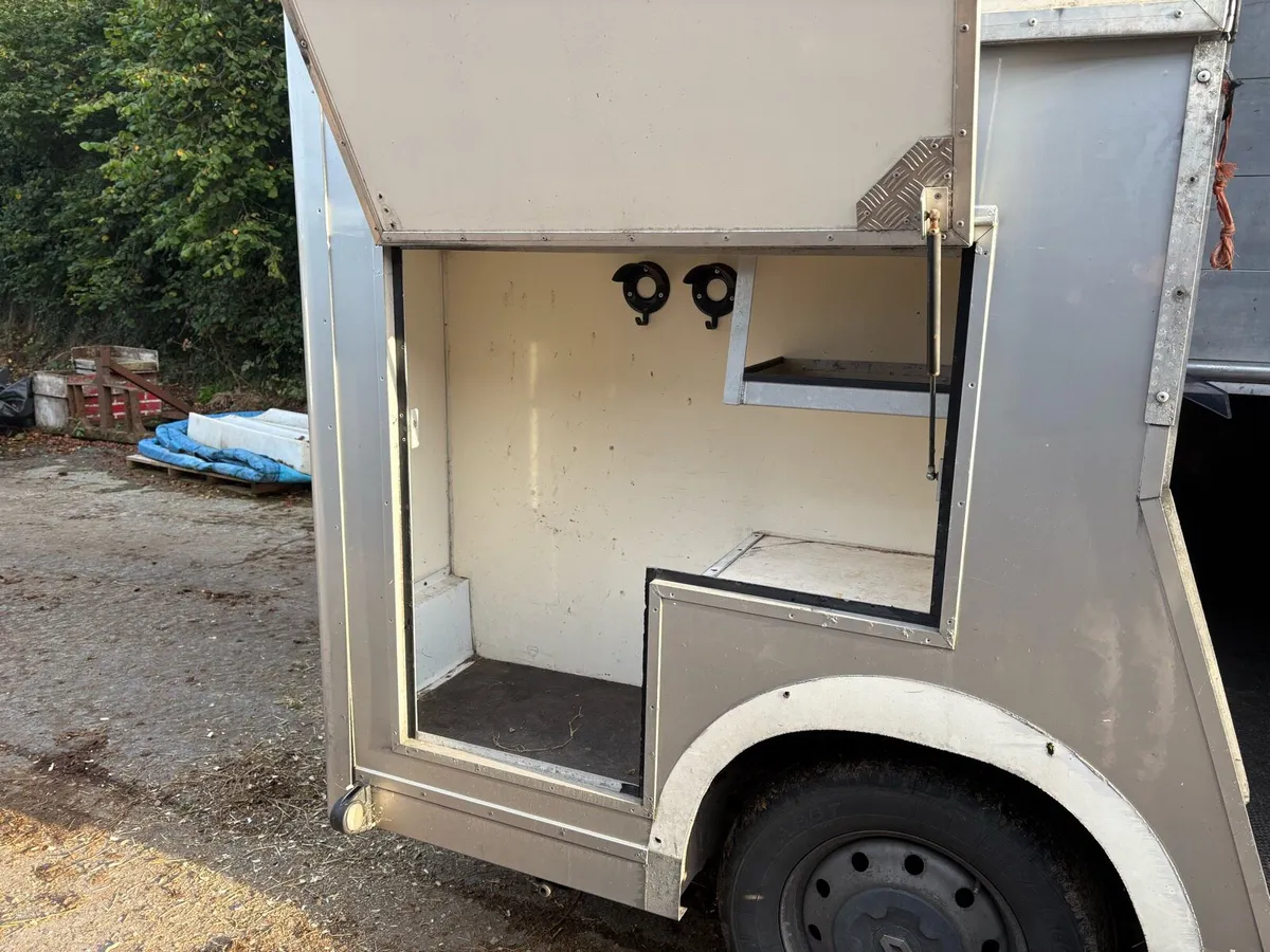 2 horse Stalion stall 5 seater - Image 4