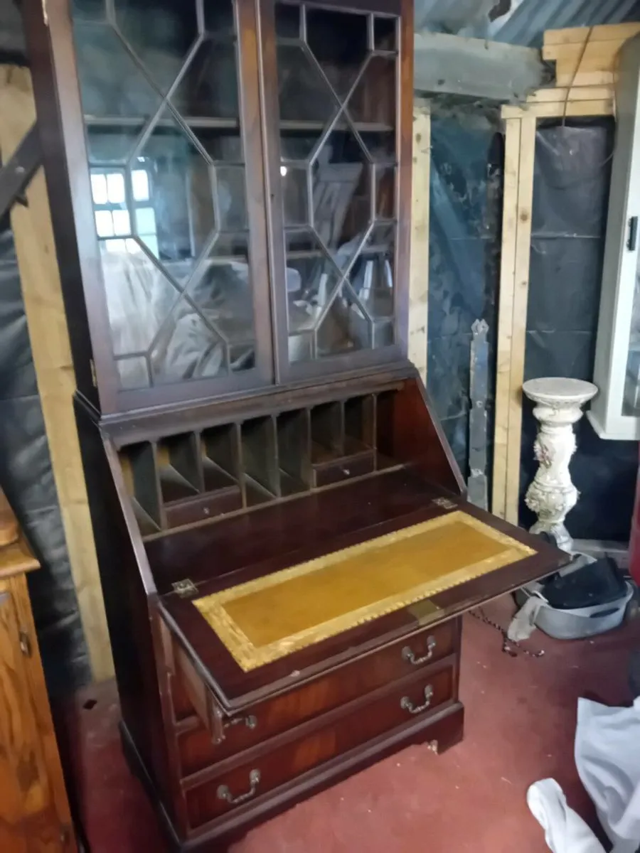 Desk and other stuff - Image 1