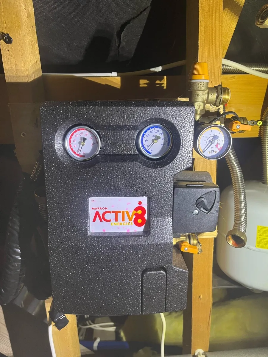 Solar controller and unit - Image 1