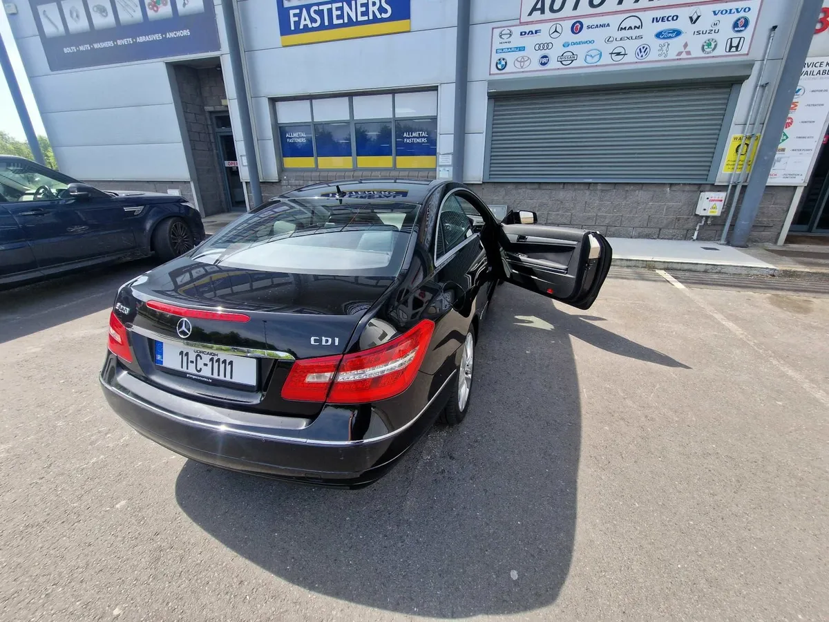 Mercedes-Benz E-Class 2011 - Image 2