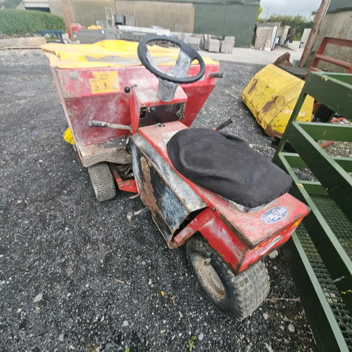 Cubicle Cleaner, bedding  for Auction - Image 1