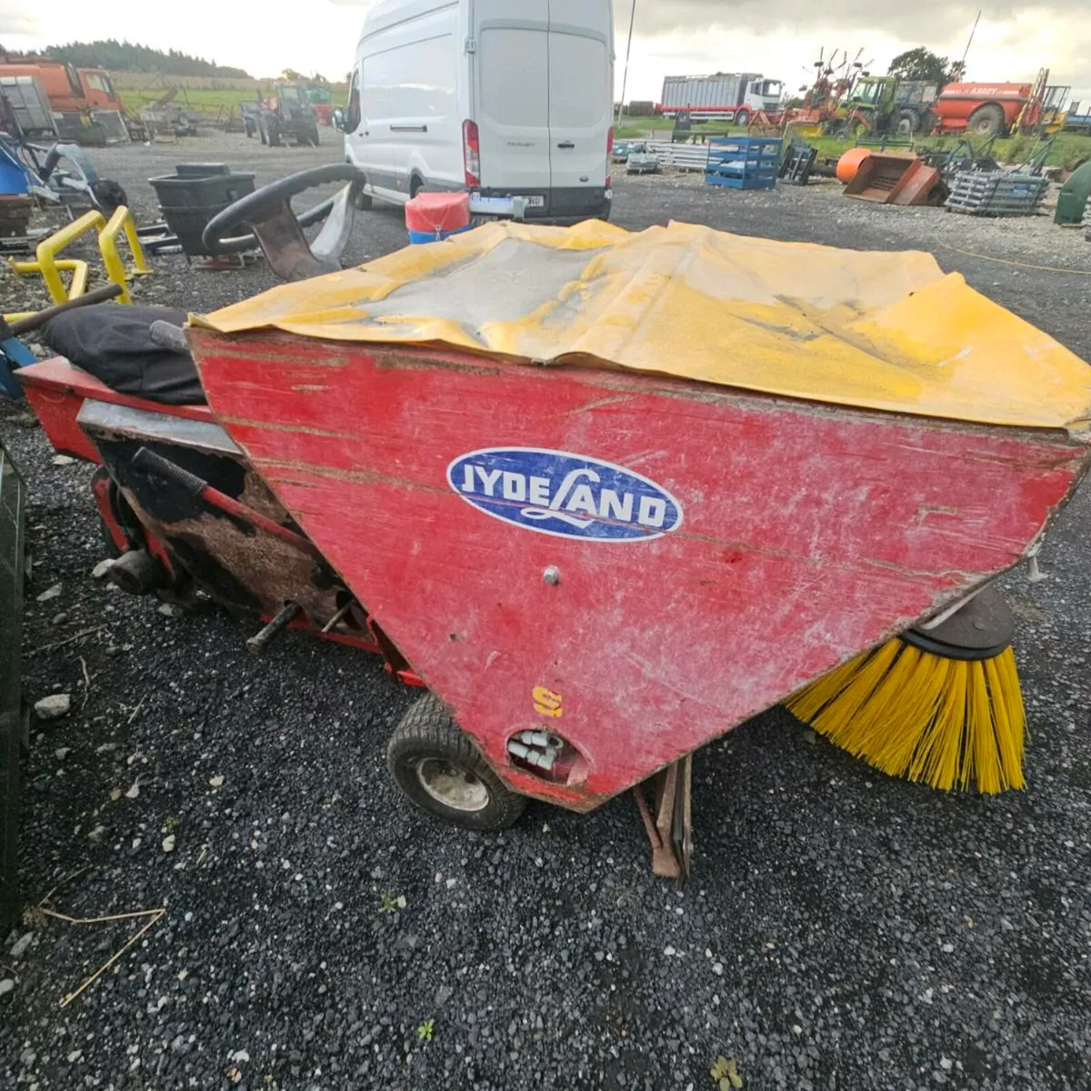 Cubicle Cleaner, bedding  for Auction - Image 4