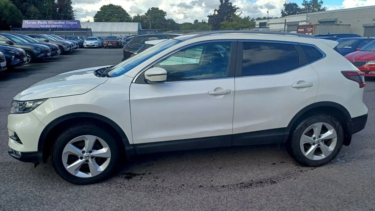 Nissan QASHQAI 1.3i SV  save Now - Image 4