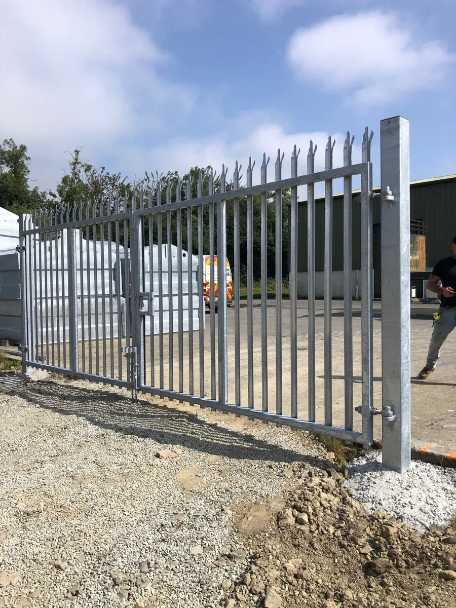 Paliside fence gate - Image 1