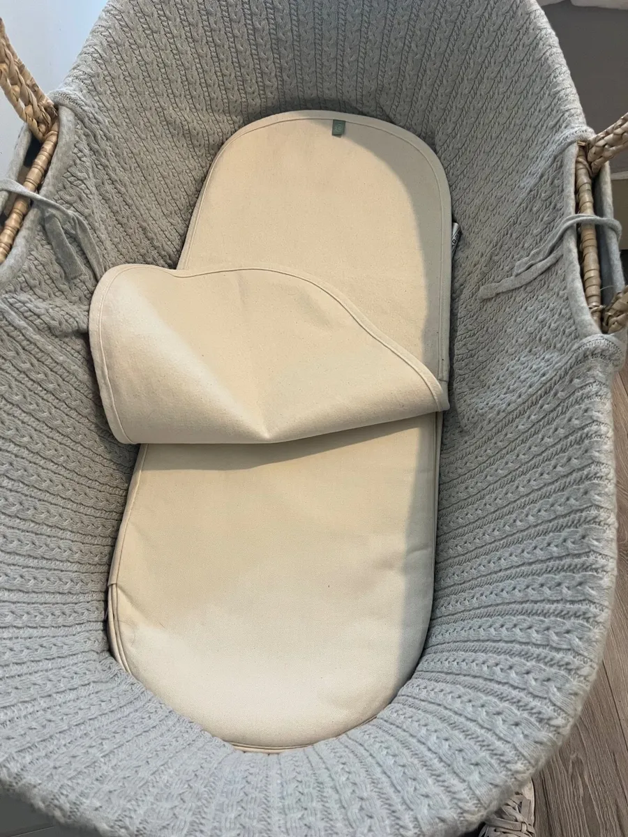 Little Green Sheep Moses basket - Image 3