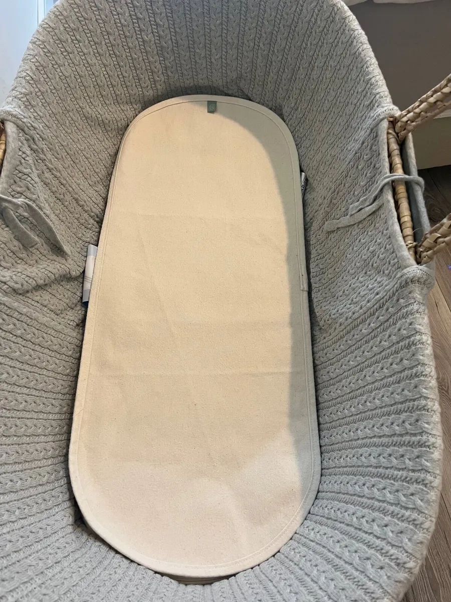 Little Green Sheep Moses basket - Image 4
