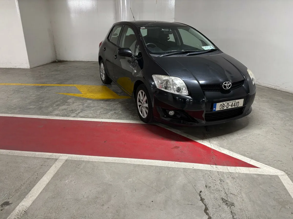 Toyota auris very low km - Image 1