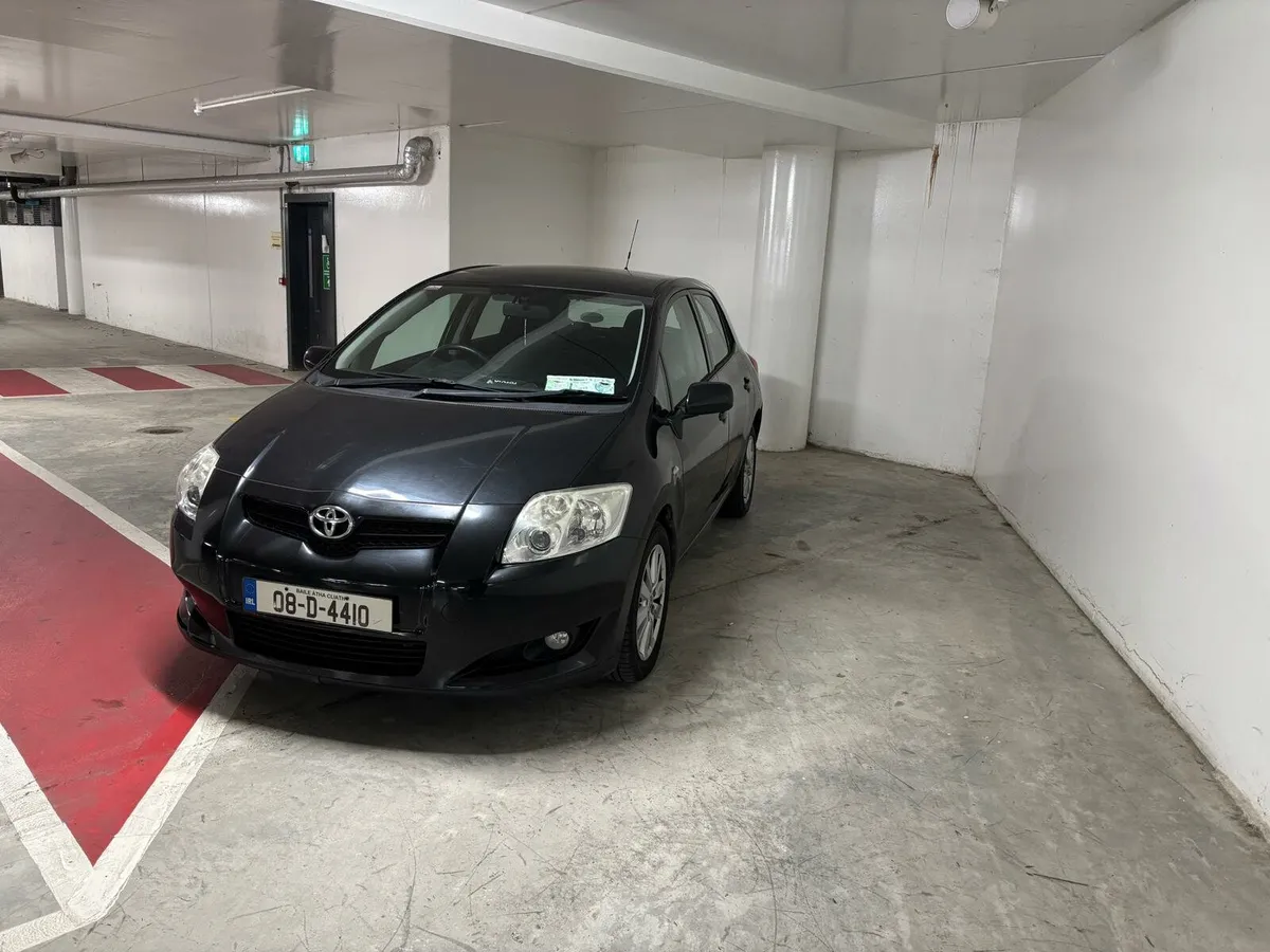 Toyota auris very low km - Image 2