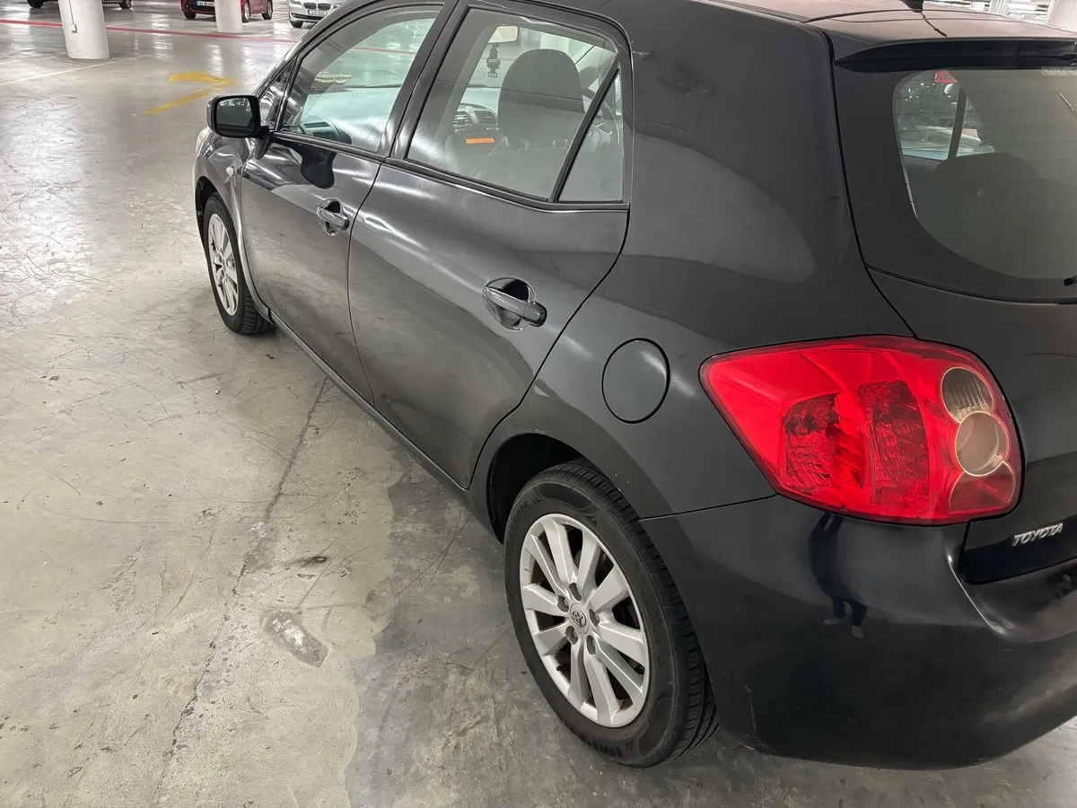 Toyota auris very low km - Image 3